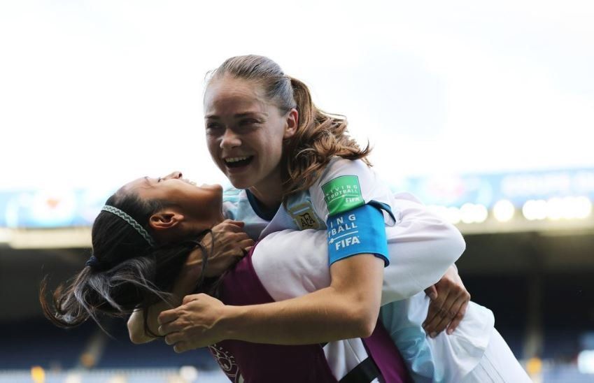 La emoción de las futbolistas argentinas durante el himno nacional