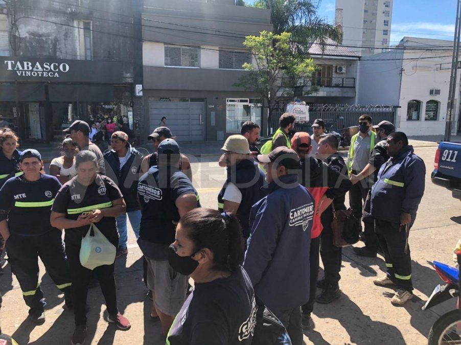 Un grupo de cartoneros evitó que las motos sean retenidas por agentes municipales.&nbsp;