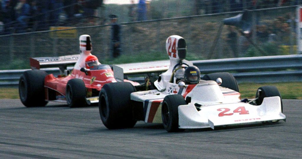 A su primer triunfo en la Fórmula 1 lo logró en el GP de Holanda de 1975, en Zandvoort. El domingo 22 de junio, Hunt, con el Hesketh 308B-Cosworth, fue escoltado por las Ferrari 312T del austríaco Niki Lauda (quien sería el campeón de ese año, en la foto) y el suizo Clay Regazzoni.