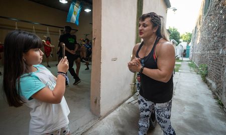 Locomotora Oliveras fue una referente para miles de niñas y mujeres en la Argentina. Locomotora Oliveras fue una referente para miles de niñas y mujeres en la Argentina.