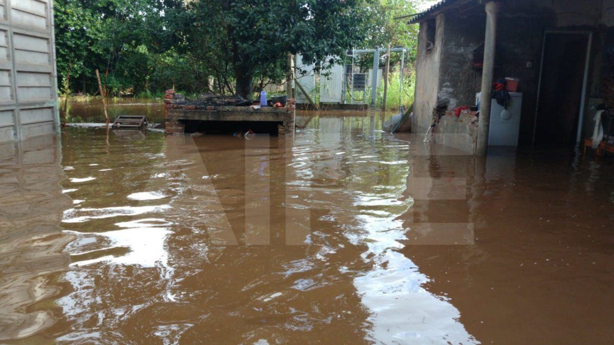 Desde la mañana de este jueves se producen intensas lluvias en la zona centro de la provincia de Santa Fe y el agua caída ocasionó anegamientos de calles en diferentes localidades.&nbsp;visibility