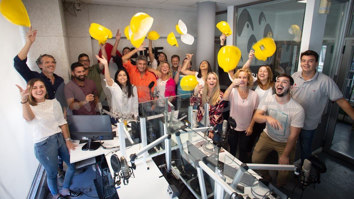 Con cascos amarillos