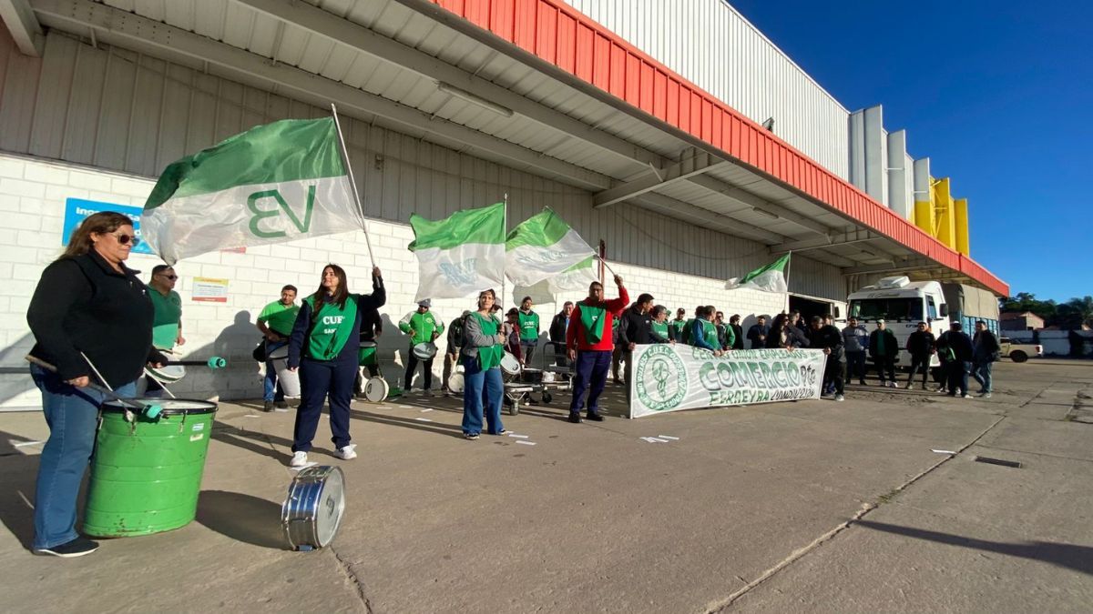 Trabajadores nucleados en el CUEC iniciaron este lunes una serie de manifestaciones frente a supermercados mayoristas de la ciudad de Santa Fe.