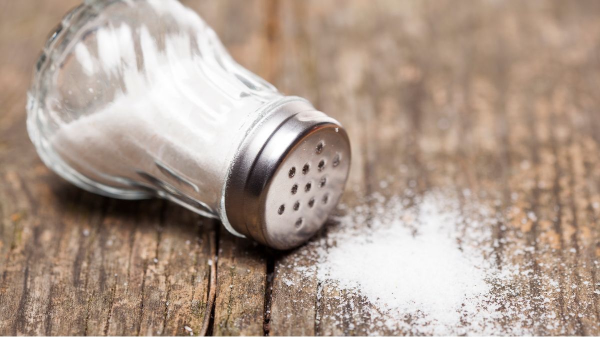 Por qué se asocia pasar la sal de mano en mano a la mala suerte y qué recomienda la tradición.