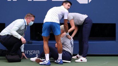 Djokovic le pegó un pelotazo a una jueza de línea y fue descalificado del US Open