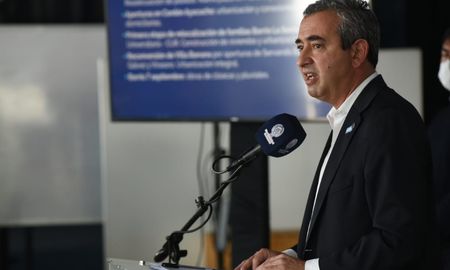 Sobre la violencia local, Javkin abundó que venimos hace mucho advirtiendo que parecía cómodo decir o pensar que la violencia era exclusiva de nuestra ciudad, que el crimen organizado y el narco únicamente operaban en Rosario. Lamentablemente vemos que no es así y muchos compatriotas hoy viven la angustia de saber que su casa o su calle está amenazada. Sobre la violencia local, Javkin abundó que venimos hace mucho advirtiendo que parecía cómodo decir o pensar que la violencia era exclusiva de nuestra ciudad, que el crimen organizado y el narco únicamente operaban en Rosario. Lamentablemente vemos que no es así y muchos compatriotas hoy viven la angustia de saber que su casa o su calle está amenazada.