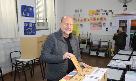 El mandatario realizó su voto en una escuela de la ciudad de Rafaela. El mandatario realizó su voto en una escuela de la ciudad de Rafaela.