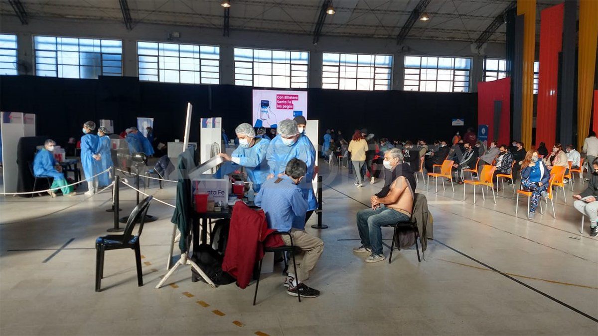 La capital provincial dispone de tres vacunatorios que funcionan de lunes a sábados, por lo que el lugar elegido para abrir los domingos a partir de ahora es la Esquina Encendida. En Rosario, ese día se vacunará en la Sociedad Rural y en las tres ciudades restantes abrirá el único centro de vacunación que tienen habilitado hasta el momento.