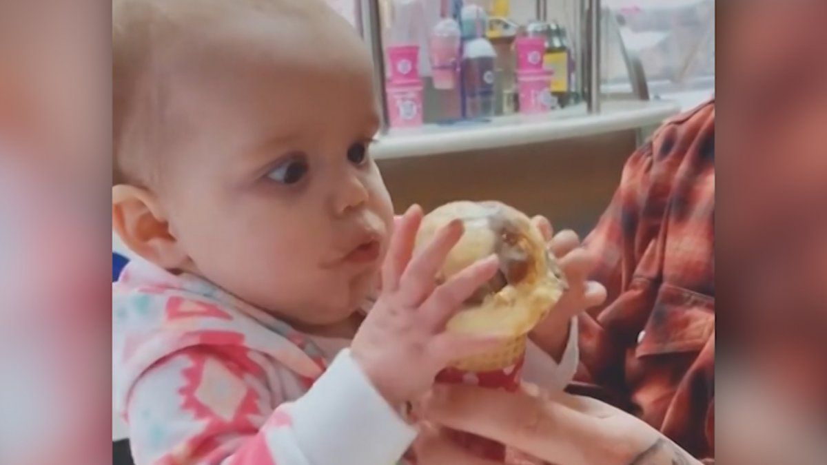 Una bebé come un helado por primera vez y su inesperada reacción se vuelve viral