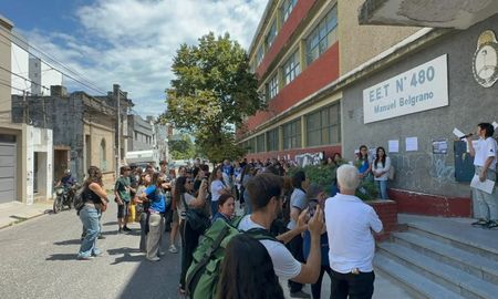 Gran convocatoria en el abrazo simbólico de la escuela técnica Belgrano. El lunes se repetirá la medida en otras escuelas, dijo Sergio Romero, secretario de UDA. Gran convocatoria en el abrazo simbólico de la escuela técnica Belgrano. El lunes se repetirá la medida en otras escuelas, dijo Sergio Romero, secretario de UDA.