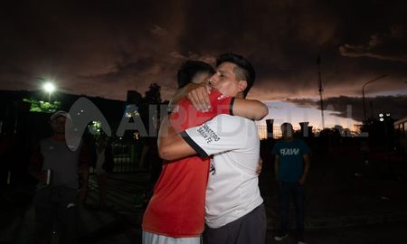 El amor no sabe de resultados: el abrazo de los hinchas de Colón en el Brigadier López tras el descenso El amor no sabe de resultados: el abrazo de los hinchas de Colón en el Brigadier López tras el descenso
