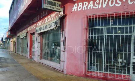 Ladrones rompieron los vidrios de una ferretería que hace 35 años funciona en la intersección de las calles Blas Parera y Misiones. Ladrones rompieron los vidrios de una ferretería que hace 35 años funciona en la intersección de las calles Blas Parera y Misiones.