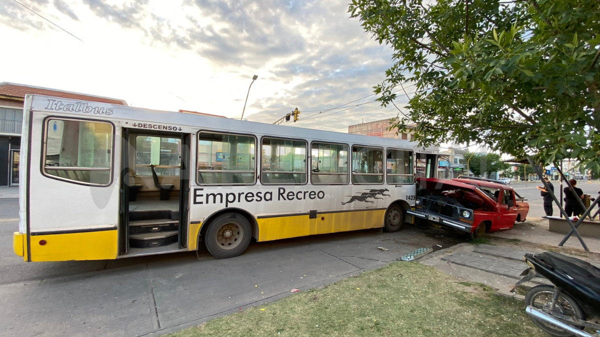 La camioneta sufrió importantes daños.