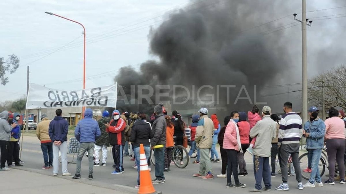 Se trata de un grupo de 50 personas que viven en los terrenos que hace seis años fueron usurpados ilegalmente en el barrio Barrio Pizarro&nbsp;de&nbsp;San Javier.&nbsp;solicitan la bajada de servicios como luz eléctrica