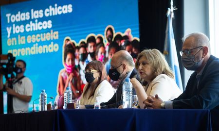 El gobernador Omar Perotti y la ministra de Educación, Adriana Cantero, firmaron acuerdos educativos con los intendentes y presidentes comunales del centro norte de la provincia de Santa Fe. El gobernador Omar Perotti y la ministra de Educación, Adriana Cantero, firmaron acuerdos educativos con los intendentes y presidentes comunales del centro norte de la provincia de Santa Fe.