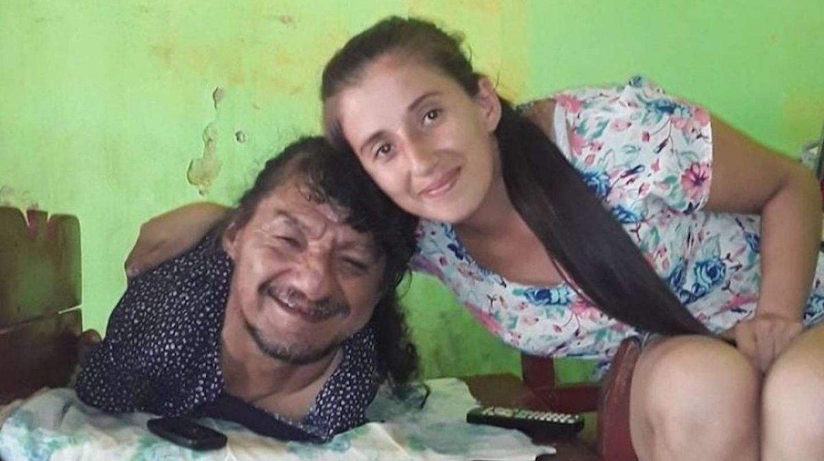 La historia del hombre sin piernas ni brazos que logró criar a sus dos hijas