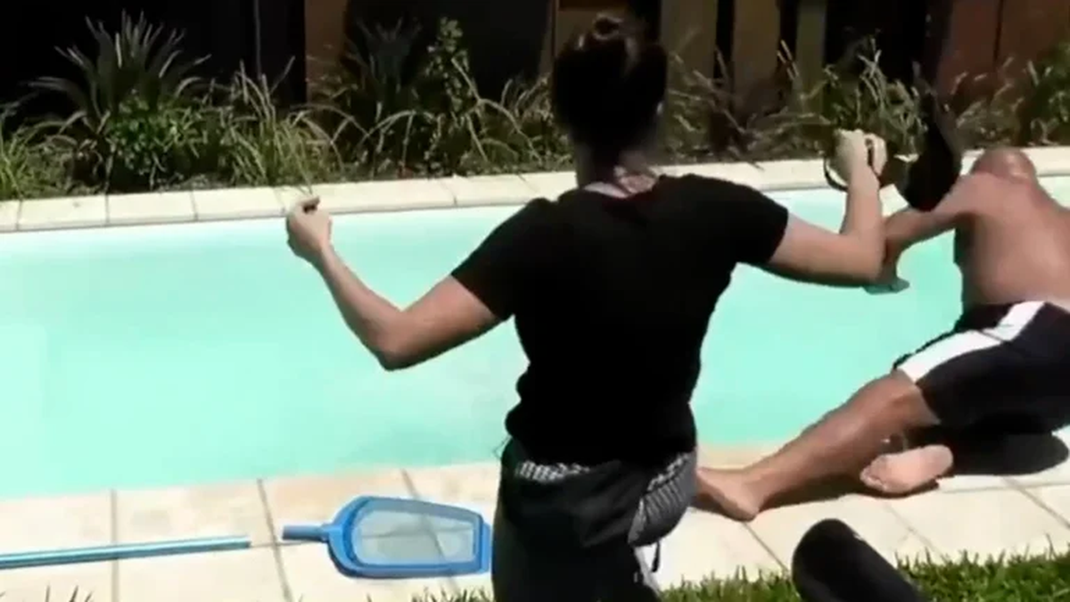 Todo comenzó cuando Alfa la levantó en brazos a Camila para arrojarla en malla adentro de la pileta.