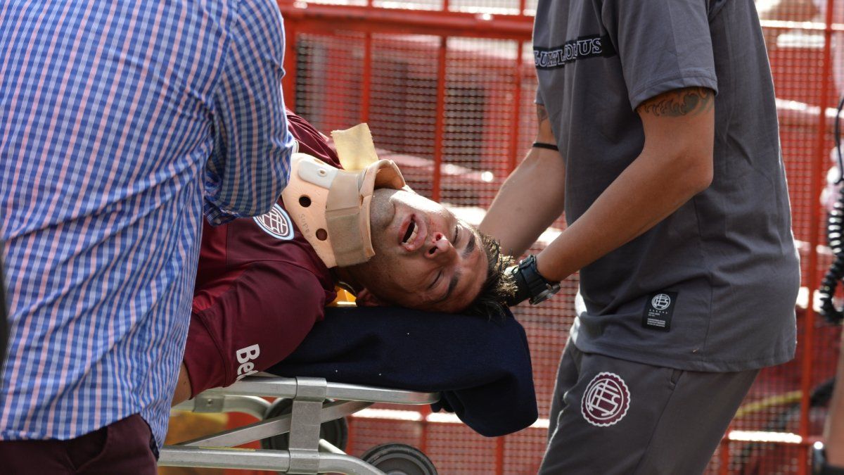 El jugador de Lanús Diego Braghieri se recupera del golpe en la cabeza que lo sacó del partido ante Huracán