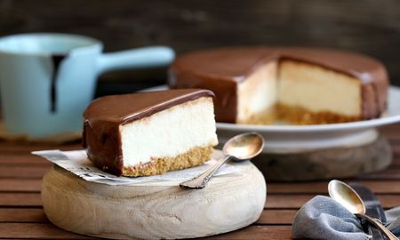 Postre helado de limón y chocolate. Postre helado de limón y chocolate.