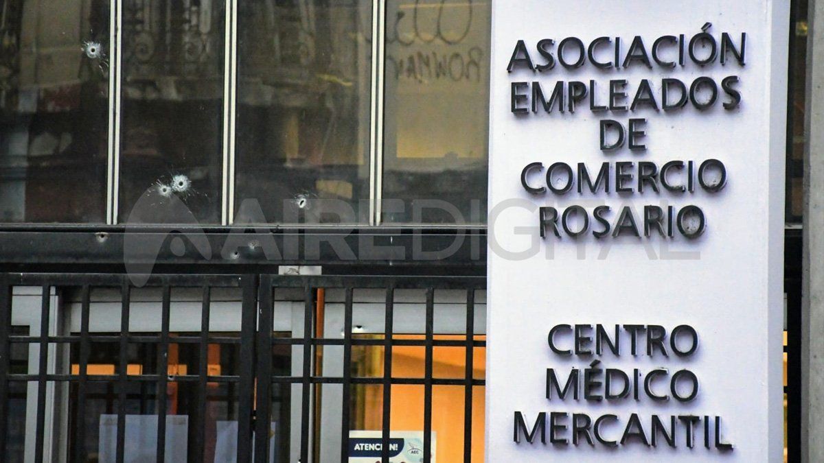 El frente del edificio quedó con múltiples agujeros producto de la balacera.&nbsp;