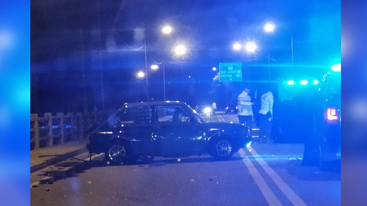 El conductor intentó girar sobre el puente Carretero y chocó con el móvil que lo perseguía