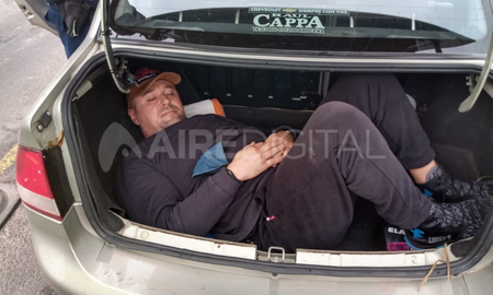 El exsoldado ucraniano Viktor Melnyk cruzó en plena pandemia ilegalmente desde Paraguay y viajaba hacia Rosario escondido en el baúl de Chevrolet Corsa. El exsoldado ucraniano Viktor Melnyk cruzó en plena pandemia ilegalmente desde Paraguay y viajaba hacia Rosario escondido en el baúl de Chevrolet Corsa.