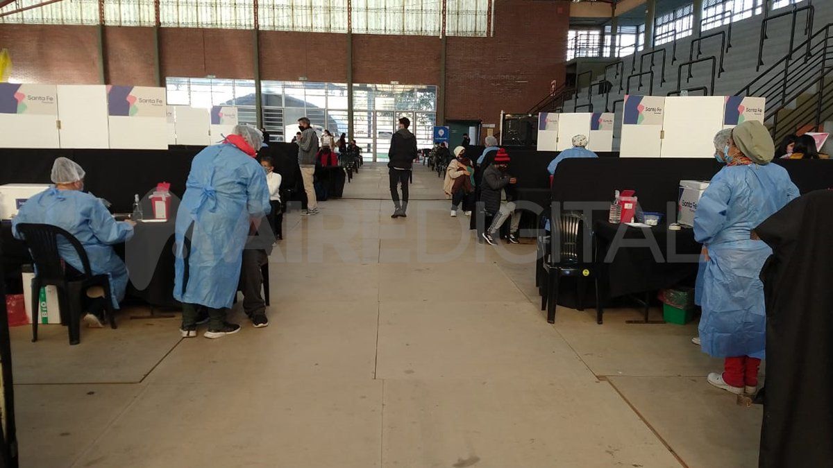 Esta estrategia no está dirigida a disminuir el número de casos sino a ofrecer la máxima protección para disminuir hospitalizaciones y muertes a quienes tienen más exposición y riesgoLas autoridades sanitarias recuerdan que solo deben asistir a los vacunatorios las personas que cuenten con turno previo.