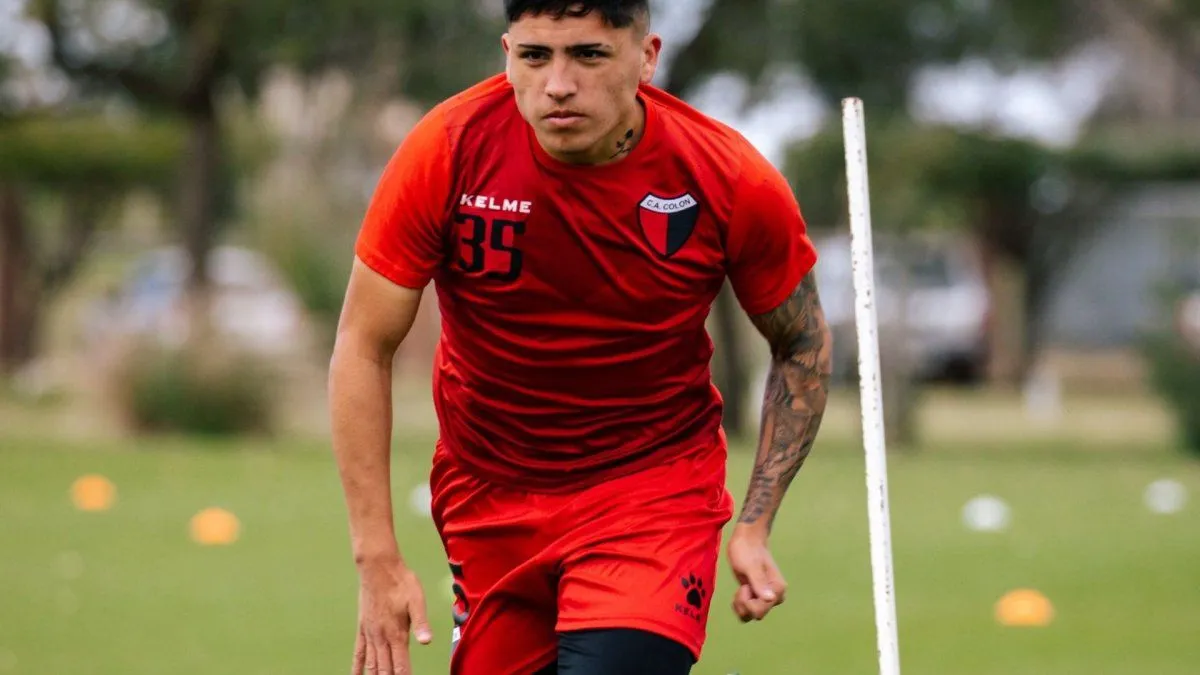 Facundo Farías entrena pensando en la vuelta al equipo titular de Colón.