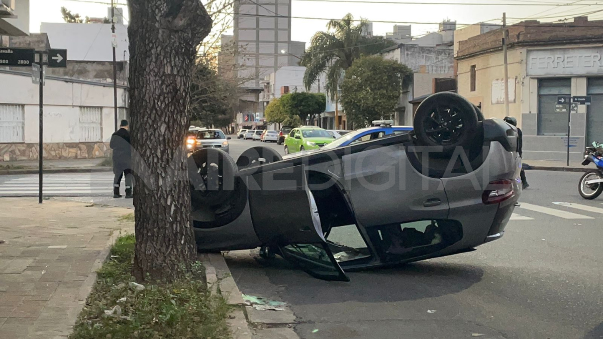 Un Citröen quedó ruedas para arriba en Bulevar Zavalla y Vera. Un Citröen quedó ruedas para arriba en Bulevar Zavalla y Vera.