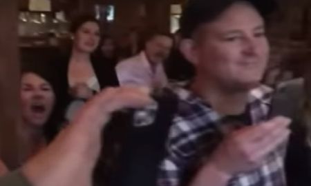 ¡Fuera!, clientes de un restaurante echaron a personal sanitario que pretendía clausurarlo ¡Fuera!, clientes de un restaurante echaron a personal sanitario que pretendía clausurarlo
