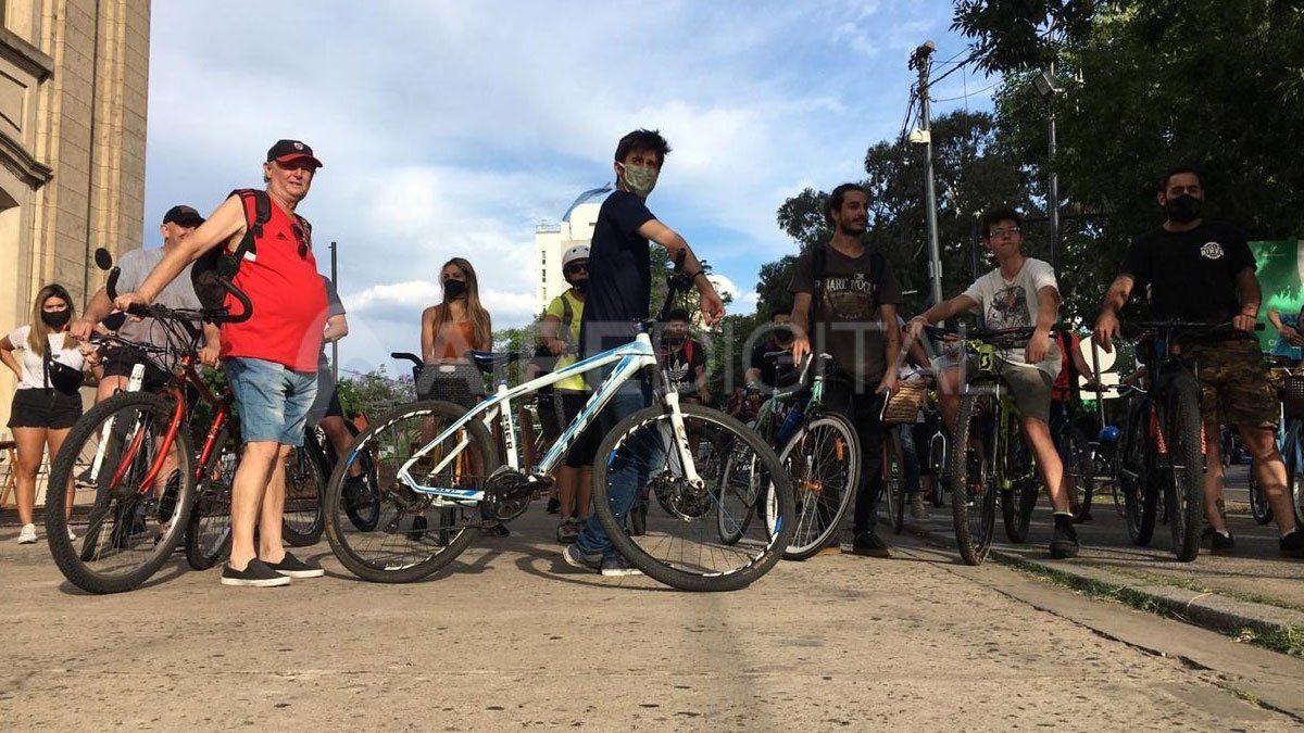Alrededor de 40 ciclistas de la ciudad se concentraron en la explanada de la Estación Belgrano de la ciudad.&nbsp;