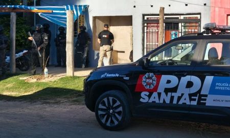 La PDI realizó dos allanamientos en barrio Santa Teresita de Helvecia y detuvo a una mujer. La PDI realizó dos allanamientos en barrio Santa Teresita de Helvecia y detuvo a una mujer.