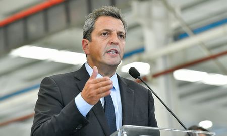 “Un gobierno, pormás que sea un gobierno de coalición, tiene la obligación de dar certidumbre yparte de esa certidumbre es no exponer a la sociedad sus debates internos”, señaló el ministro Massa. “Un gobierno, pormás que sea un gobierno de coalición, tiene la obligación de dar certidumbre yparte de esa certidumbre es no exponer a la sociedad sus debates internos”, señaló el ministro Massa.