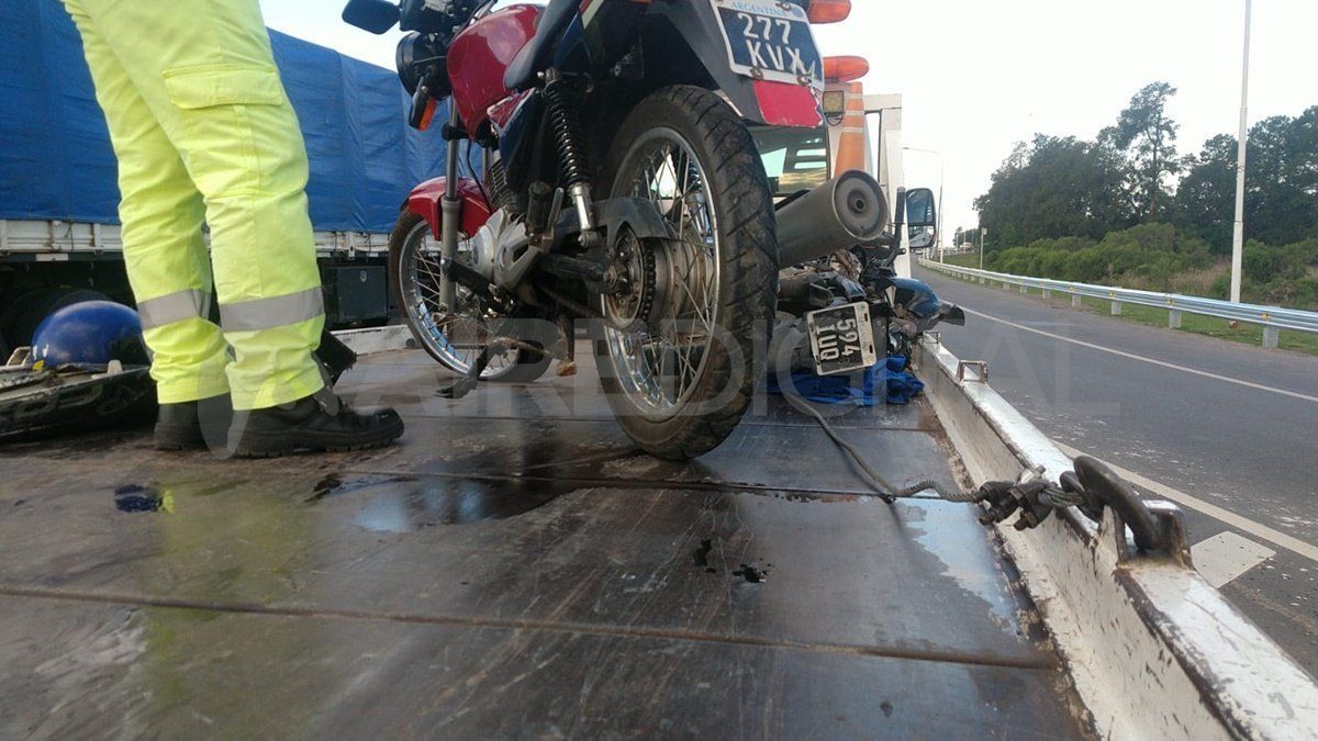  La magnitud del choque fue tan fuerte que el motor de una de las motos se desprendió del vehículo. 