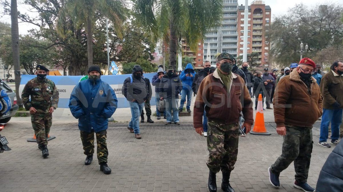 Los manifestantes exigen una reunión con el gobernador. 