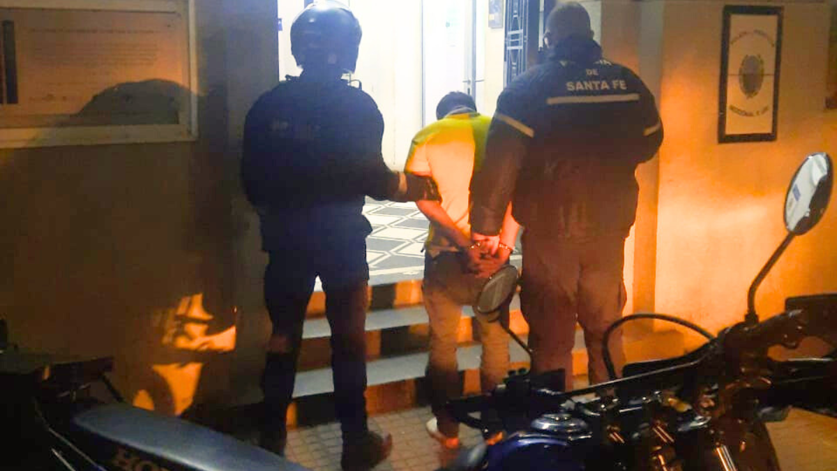 Debajo de la cama: atraparon al preso que se evadió esposado en la Circunvalación. &nbsp;