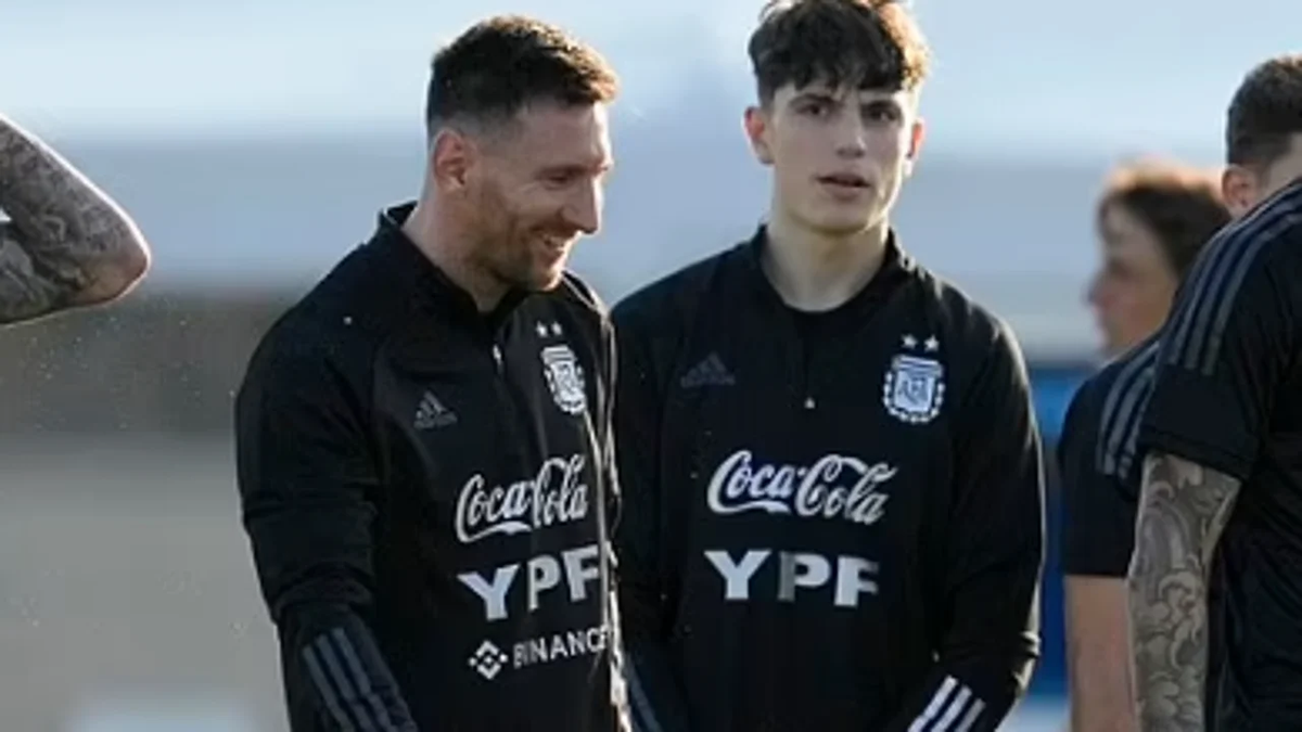 Alejandro Garnacho, promesa argentina actualmente en el Manchester United, habló sobre la decisión de jugar para la Selección Argentina y confesó qué sintió al conocer a Lionel Messi.