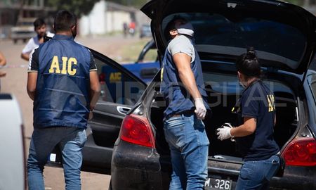 El auto fue inspeccionado por todo su interior en busca de pistas que conduzcan al resto de la banda de secuestradores. El auto fue inspeccionado por todo su interior en busca de pistas que conduzcan al resto de la banda de secuestradores.