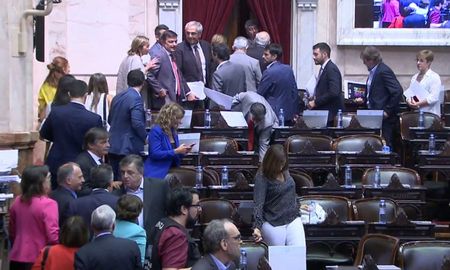 Los diputados de Juntos por el Cambio se levantaron de sus bancas luego de impugnar el ajustado quórum que consiguió el Frente de Todos en la sesión para tratar el proyecto sobre jubilaciones de privilegio. Los diputados de Juntos por el Cambio se levantaron de sus bancas luego de impugnar el ajustado quórum que consiguió el Frente de Todos en la sesión para tratar el proyecto sobre jubilaciones de privilegio.