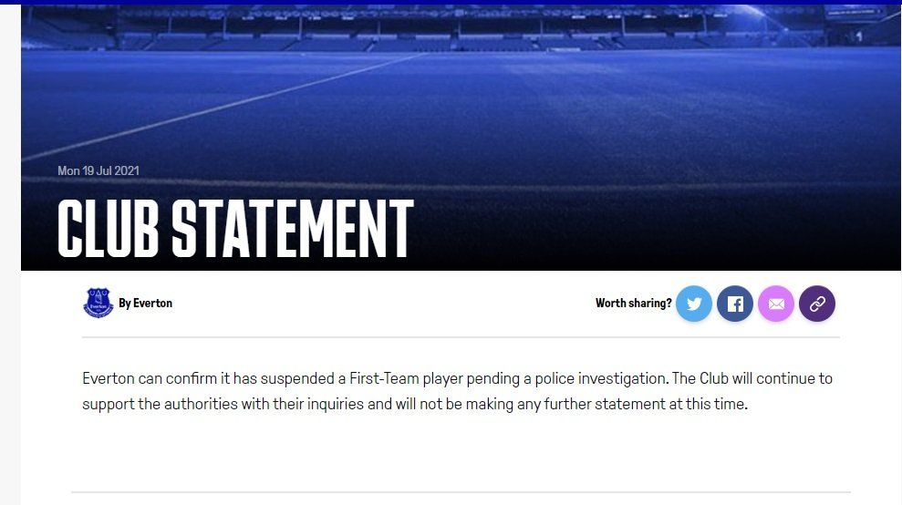 Everton publicó un comunicado confirmando la noticia de que uno de sus jugadores había sido detenido y está siendo investigado por la Policía por presuntos delitos sexuales contra menores.