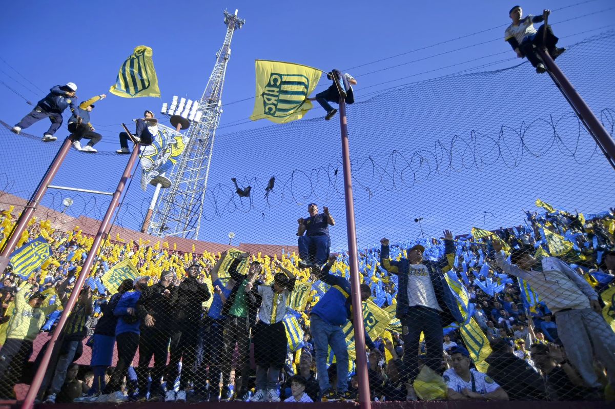 Los hinchas de Rosario Central coparon el estadio de Lanús en el regreso oficial del público visitante en el fútbol argentino.