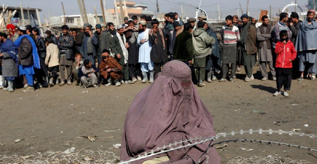 Video: tremendo ataque de una muchedumbre que lapida a una mujer en Afganistán