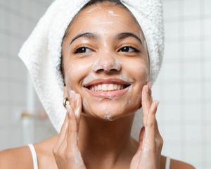 Los componentes naturales del cereal y la miel actúan como un poderoso humectante y unificador del tono facial. Los componentes naturales del cereal y la miel actúan como un poderoso humectante y unificador del tono facial.