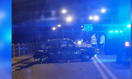 El conductor intentó girar sobre el puente Carretero y chocó con el móvil que lo perseguía El conductor intentó girar sobre el puente Carretero y chocó con el móvil que lo perseguía