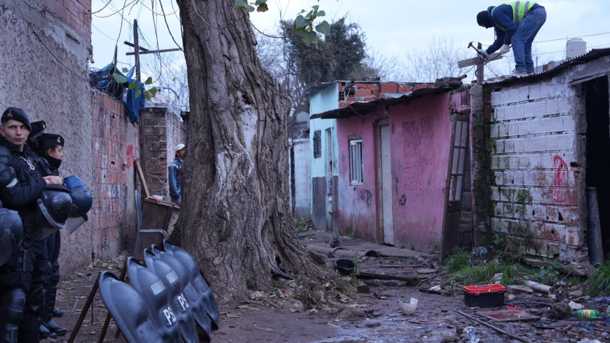Rosario sumó un nuevo operativo de demolición de un punto de venta de estupefacientes. Rosario sumó un nuevo operativo de demolición de un punto de venta de estupefacientes.