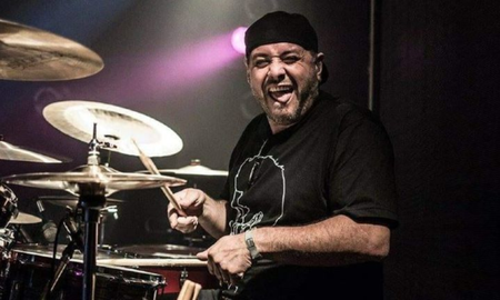 Murió a los 61 años en pleno concierto Bin Valencia, el exbaterista de Almafuerte.