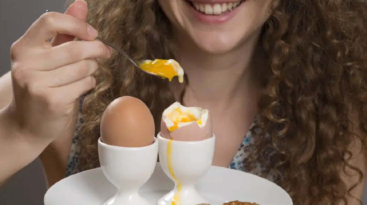Un desayuno rico en proteínas aumenta la saciedad de una persona, lo que conduce a una reducción de la ingesta calórica durante el resto del día.