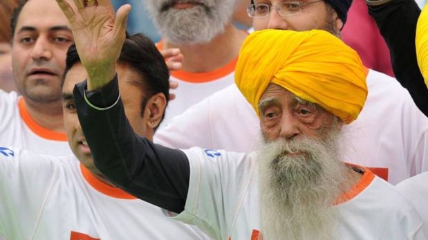 Murió atropellado el maratonista de 114 años que corrió con David Beckham y Muhammad Ali: Fauja Singh