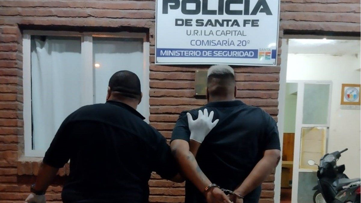 Personal de la Comisaría 20° arrestó al sujeto que derrapó con la moto robada en Ángel Gallardo.