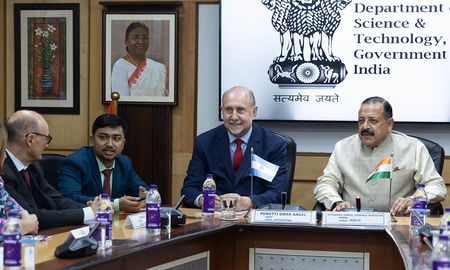 En la India, Perotti se reunió con el ministro del Estado de la Ciencia, el asesor en ciencia y tecnología del Primer Ministro de la India, con el IIT y con empresas tecnológicas.